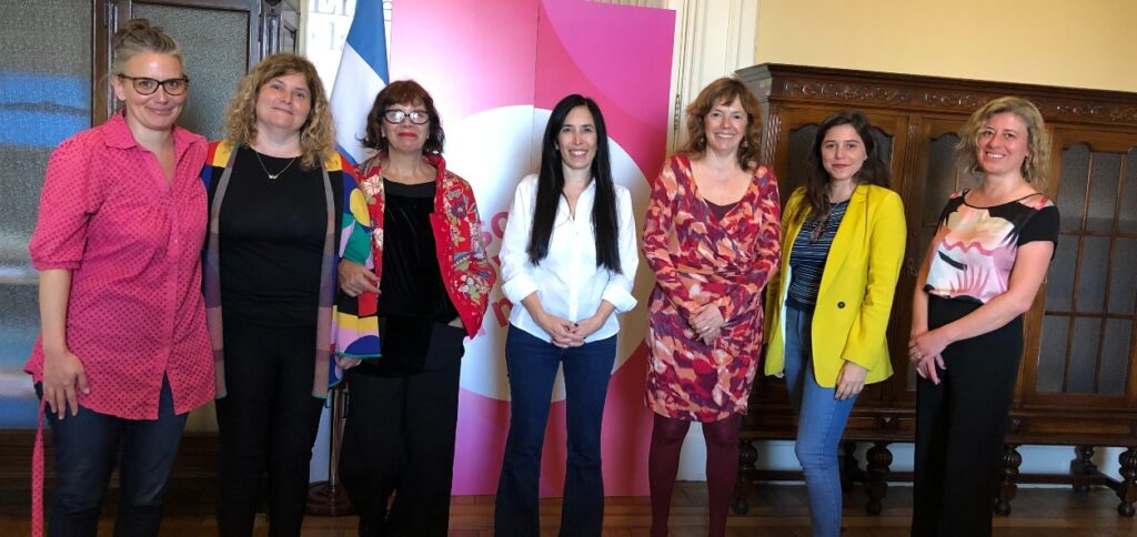 De izquierda a derecha: Micaela Polak (SIPREBA/FATPREN), Majo Bernal (SATSAID), Claudia Acuña (Periodistas Argentinas), Rosaura Audi (Sunsecretaria de Medios), Sandra Chaher (Comunicación para la Igualdad), Agustina Frontera (LATFEM) y Larisa Kejval (Comunicación/UBA).